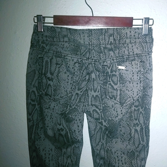 Guess 27x29 Snake Reptile Pattern Gray Cotton Skinny Pants - Picture 2 of 11